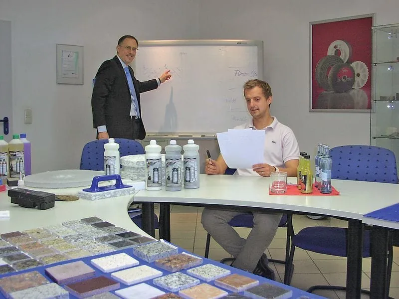 Seminare zur professionellen Pflege von Natur- und Kunststeinböden