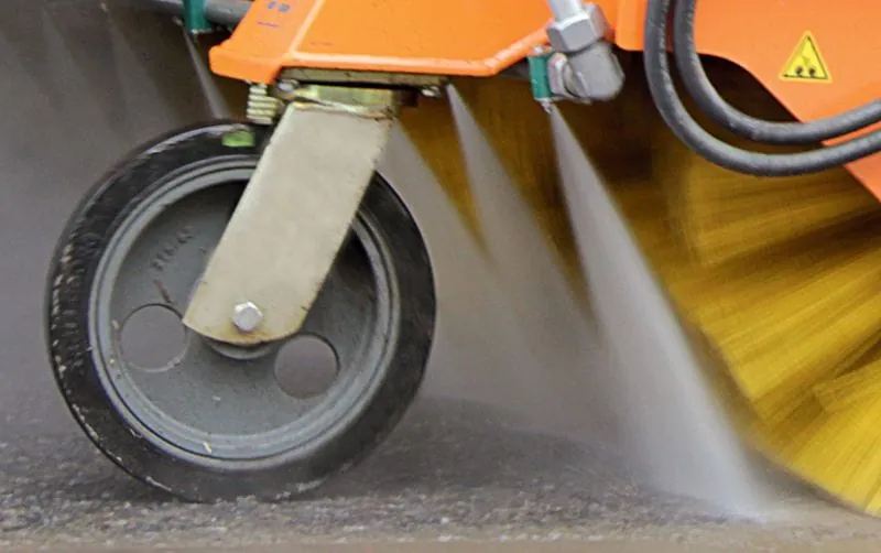 Kratzen, Kehren und Spülen