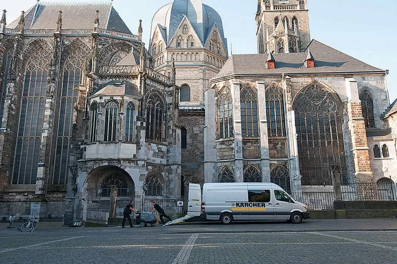 Aachener Dom gewinnt denkmalgerechte Reinigung