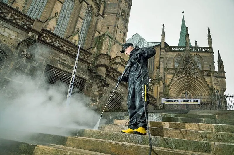 Reinigungsaktion am Erfurter Dom