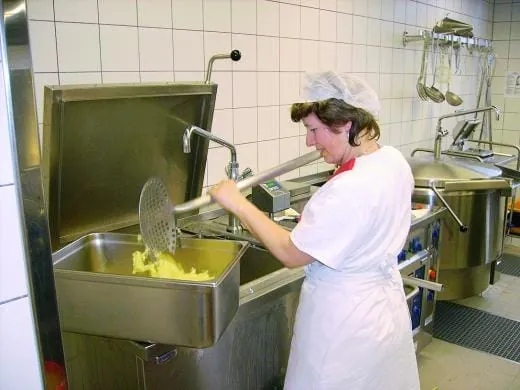 Riesenbock auf bunte Nudeln