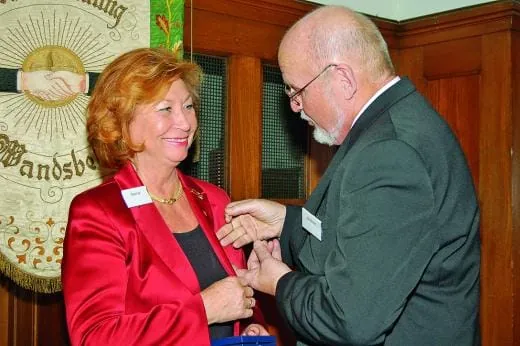 Verdienstmedaille für Sylvia Warner