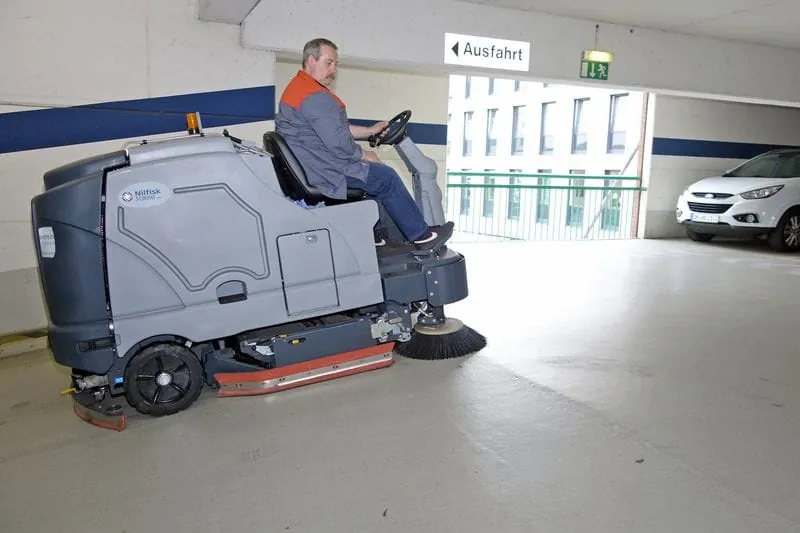 Bodenreinigung ohne  Ausrutscher auf der Steigung