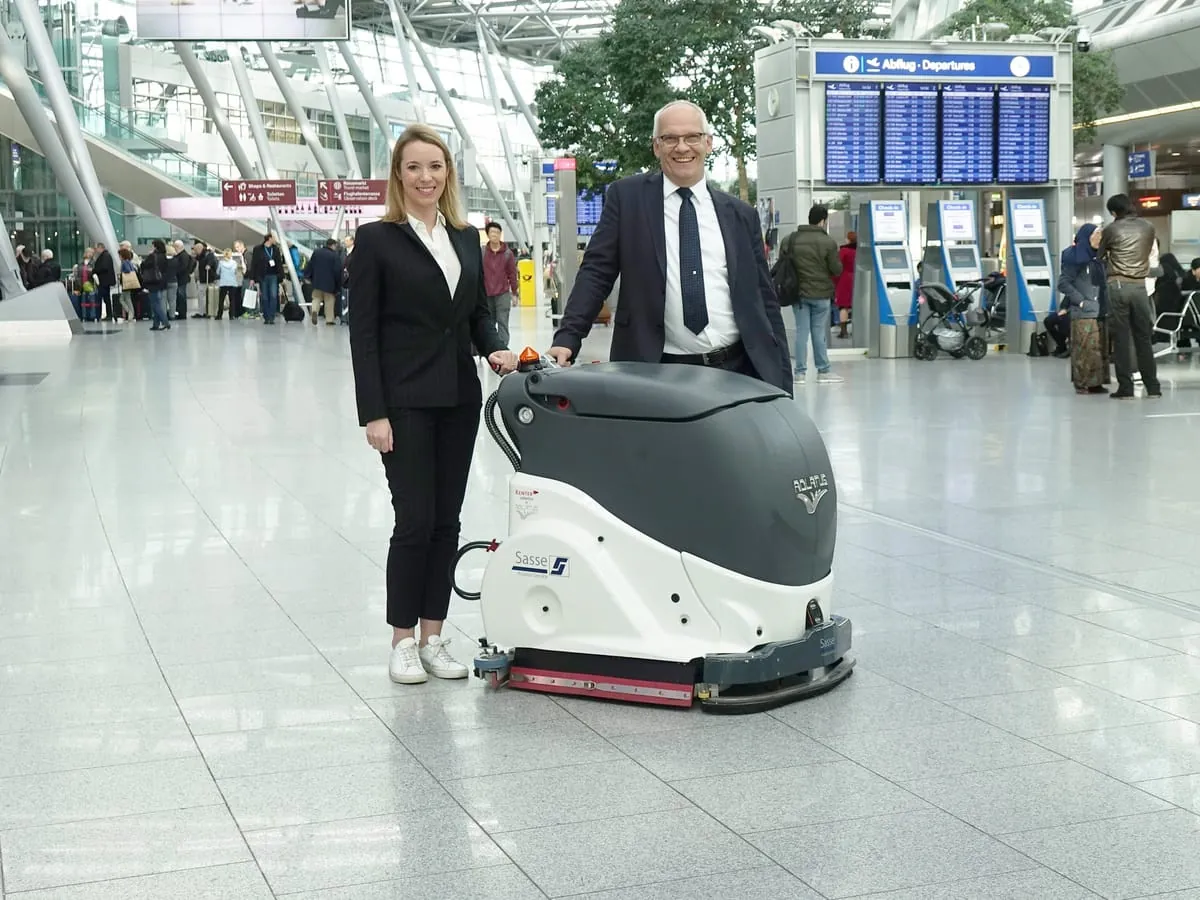 Dr. Sasse und der Flughafen Düsseldorf ­testen Reinigungsroboter