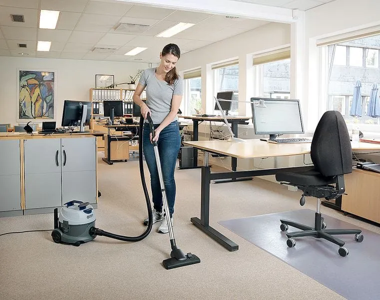 Robust and easy to wield dry vacuum