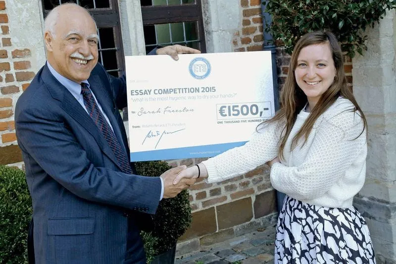 Medizinstudentin gewinnt Essay-Wettbewerb