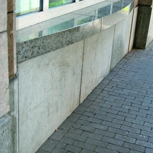 Granitsockel zeigt Ausblühungen