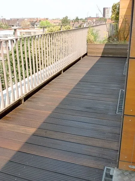 Holzterrassen schonend reinigen