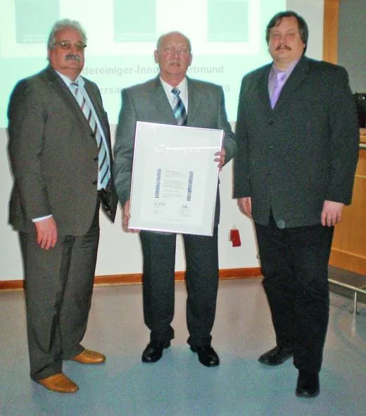 Urkunde für neuen Ehrenobermeister