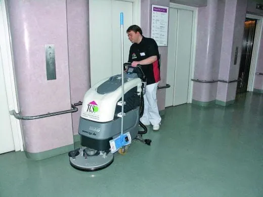 Auf leisen Sohlen durch die Gän ge