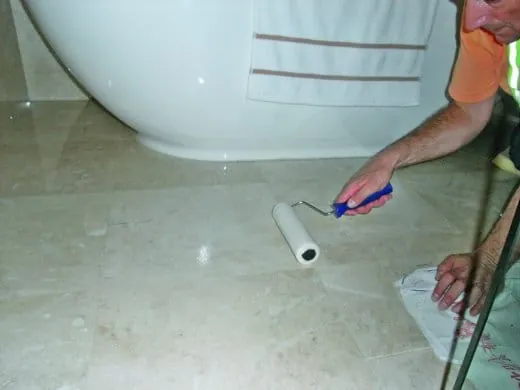 Glänzend und rutschsicher