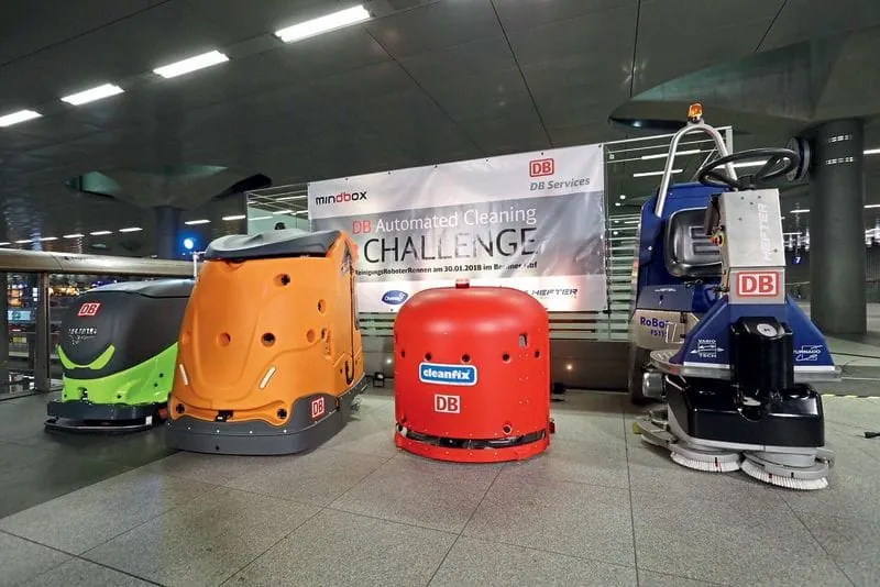 Roboterrennen im Berliner Hauptbahnhof