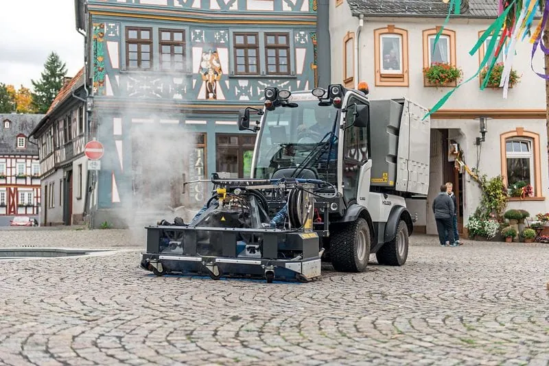 Heißwasser als Alternative zu Herbiziden