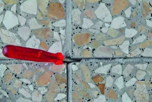 Verarbeitungsfehler bei zementären Fugen