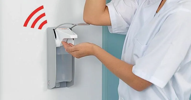 Wie Technik das  Händehygiene­verhalten  beeinflusst
