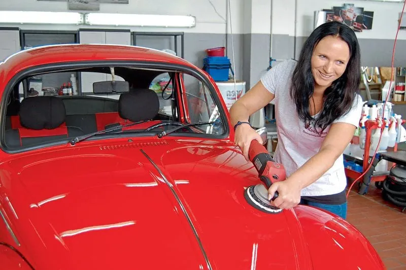 Aufbereiten  von ­Polizeiautos, Leichenwagen und Oldtimern