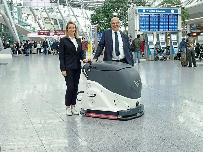 Flughafen Düsseldorf ­testet   Reinigungsroboter