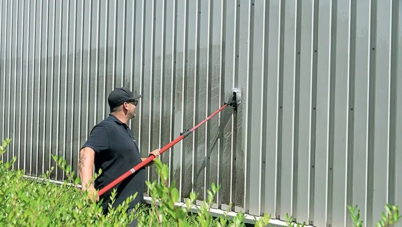 Fassadenreinigung: maschinell und manuell