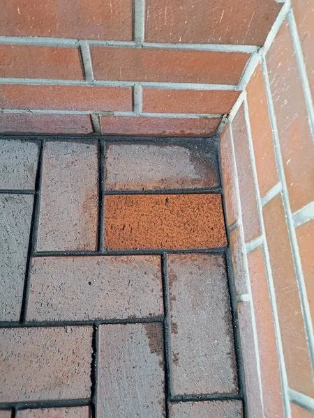 Imprägnierung des Ziegelsteinbodens