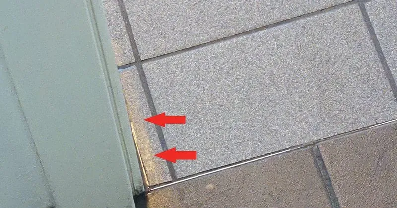 Glanznester auf matten Bodenfliesen