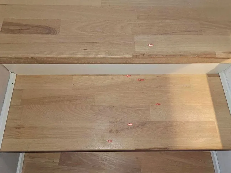 Tropfen auf geölter Holztreppe