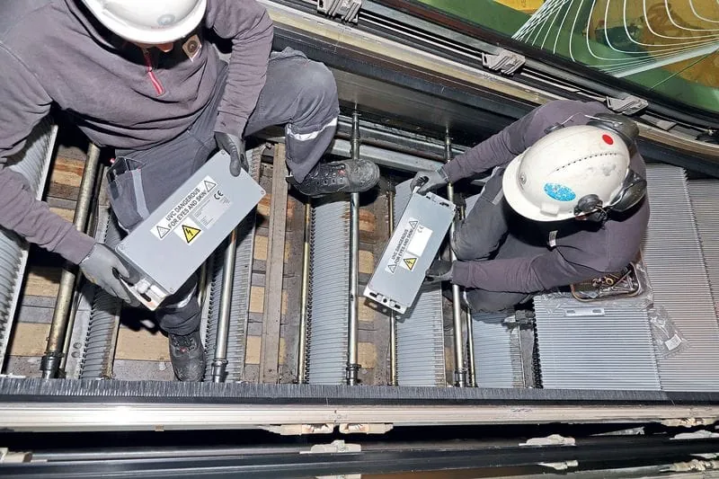 Einbau der UVC-Desinfektionsmodule in die Rolltreppen