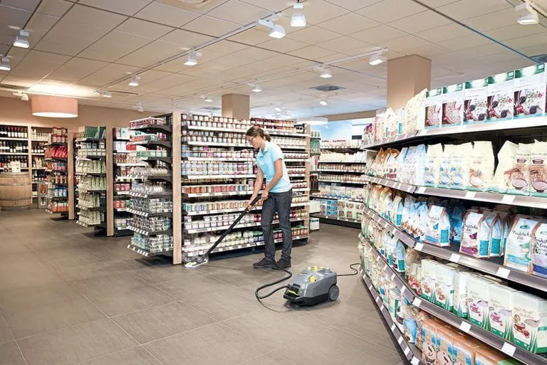 Dampfreinigung: Bodenreinigung in einem Gesch&auml;ft