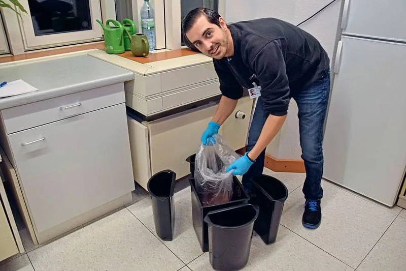 Mülleimer mit Plastikbeutel für Biomüll