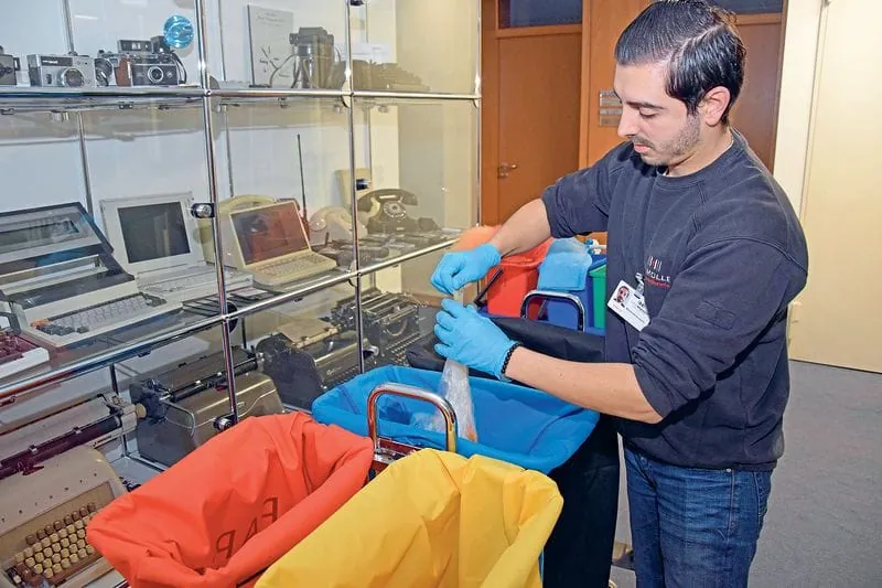 Reinigungswagen mit wasch- und wiederverwendbaren Müllsäcken