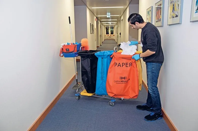 Reinigungswagen mit wasch- und wiederverwendbaren Müllsäcken