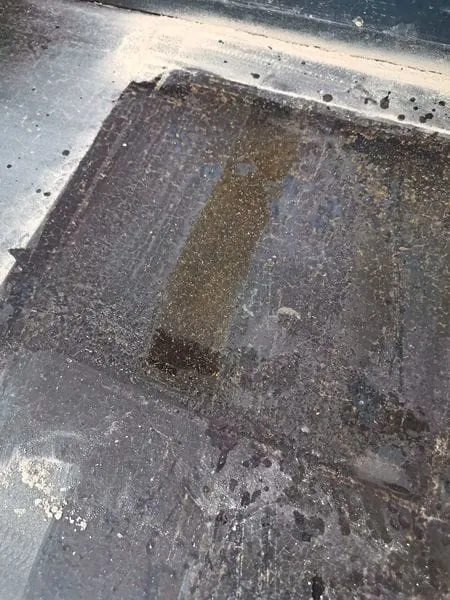 Nassgrundsreinigung auf Gussasphaltboden mit massivem Schichtaufbau