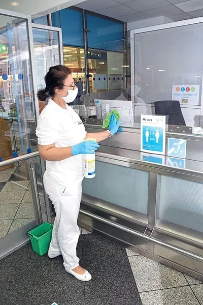 Reinigungskraft am Flughafen München