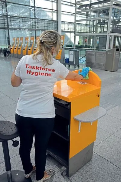 Reinigungskraft am Flughafen München