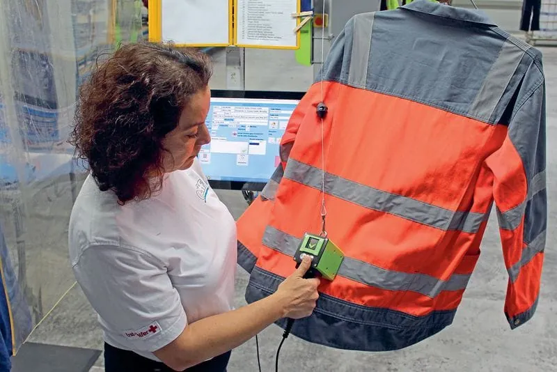 Automatisierte Qualitätskontrolle von Warnkleidung