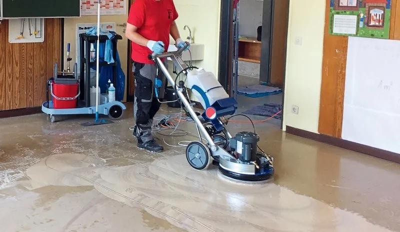 Pad oder Bürste? Wie die Bodenreinigung gelingt