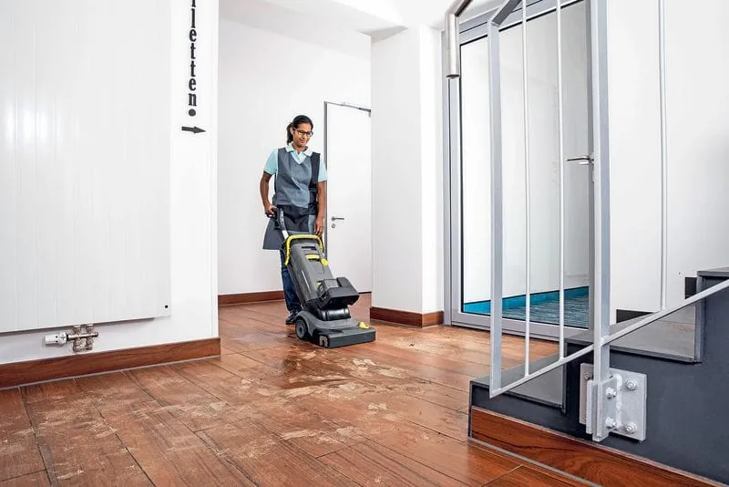 Treppenreinigung, Scheuersaugmaschine auf Zwischenpodest