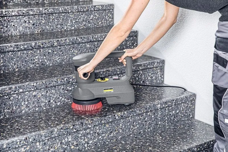 Treppenreinigung, Mini-Scheuersaugmaschine für kleine Flächen