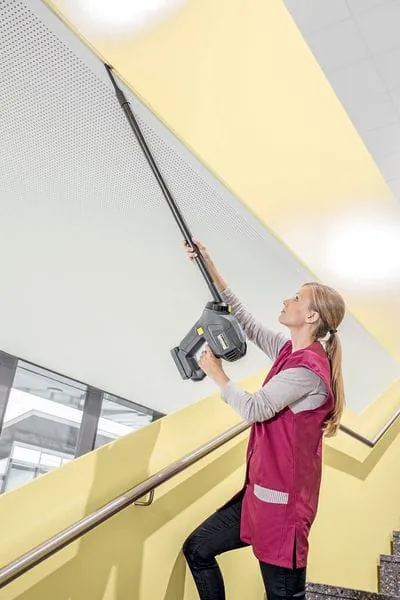 Treppenreinigung, akkubetriebener Handsauger