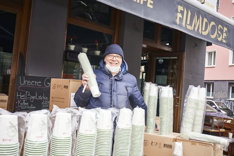 Kl&uuml;h Catering spendet Einwegbecher