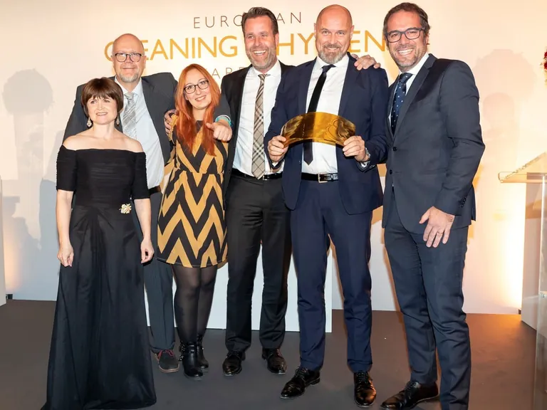 Freuten sich &uuml;ber die Auszeichnung (v.l.): Michelle Marshall (ECJ), Maik Bosch, Marta Balzarini, Ralf Gr&ouml;nke, Rainer Kenter (alle Kenter) und Laudator Erik Ropolo (Lucart).