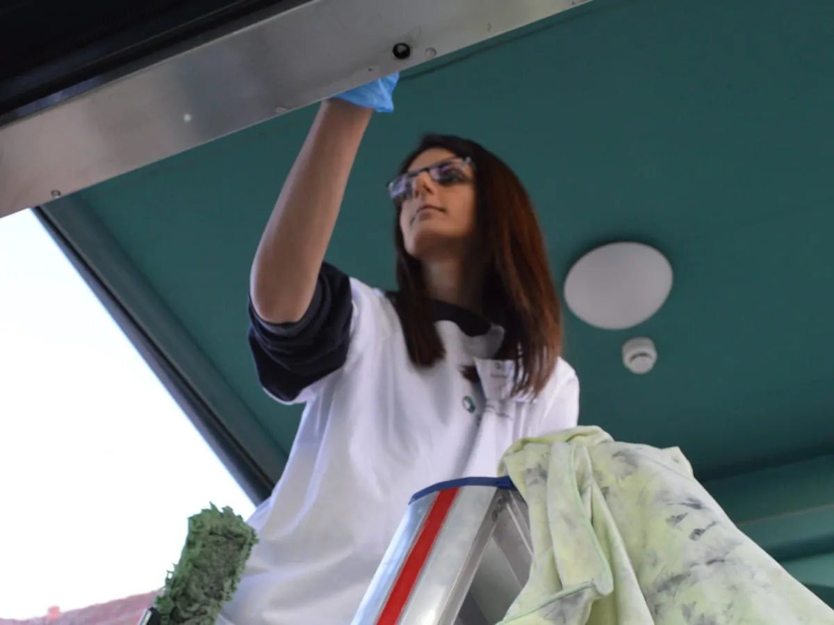 Professionell und ruhig: Gulistan Alkan beim Reinigen des Fahrstuhl-Vorraums.