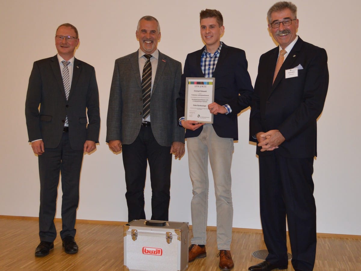 Gratulierten dem Sieger Christoph Rakowski (2.v.r.): Bitterfeld-Wolfens Oberbürgermeister Armin Schenk (l.), Thomas Keindorf (HWK-Präsident Sachsen-Anhalt, 2.v.l.) und BIV-Vorstandsmitglied Roland Böhm.