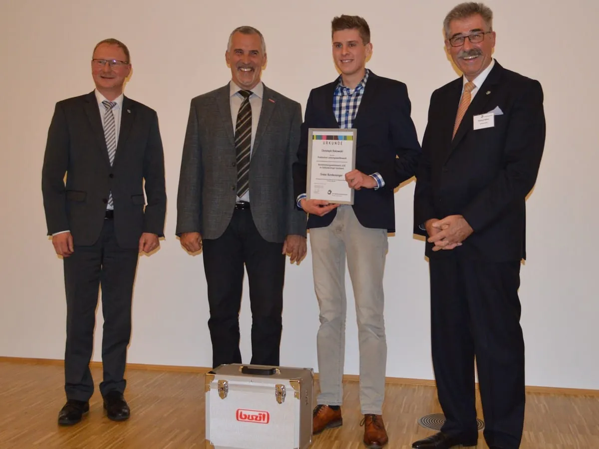 Gratulierten dem Sieger Christoph Rakowski (2.v.r.): Bitterfeld-Wolfens Oberbürgermeister Armin Schenk (l.), Thomas Keindorf (HWK-Präsident Sachsen-Anhalt, 2.v.l.) und BIV-Vorstandsmitglied Roland Böhm.