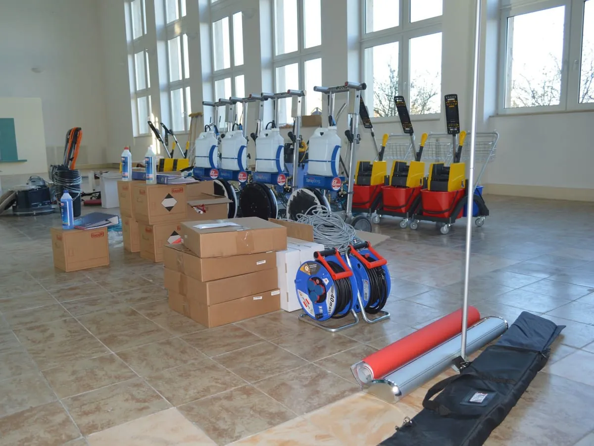 Die Teilnehmer mussten aus den Arbeitsgeräten, die von den Sponsoren bereitgestellt worden waren, die jeweils passenden auswählen.