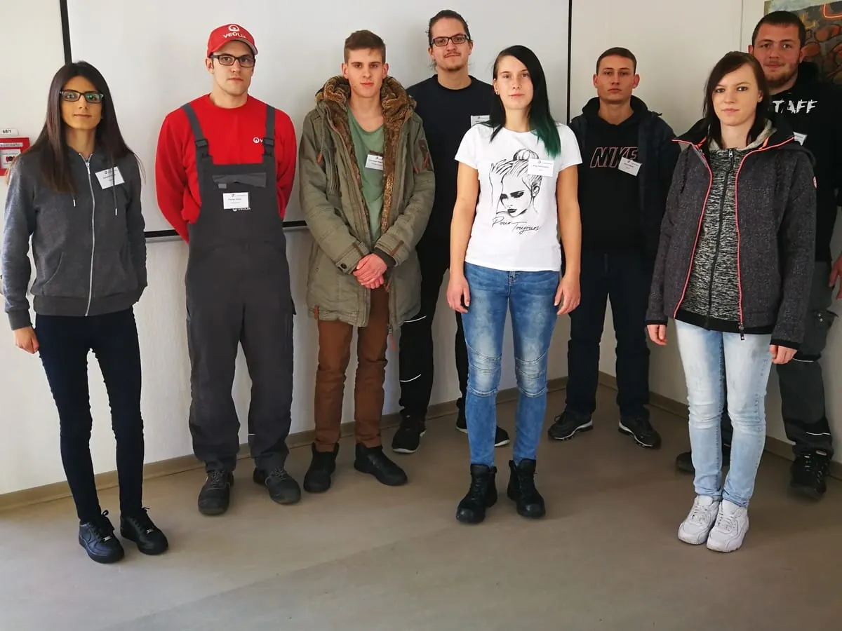 Die Teilnehmer (v.l.): Gulistan Alkan (Bremen), Florian Urban (Niedersachsen), Christoph Rakowski (NRW), Robin Burkel (Brandenburg), Anja Szartowicz (Berlin), Aaron Blank (Bayern), Celine Knoll (Sachsen) und Jonathan Simon (Baden-Württemberg).