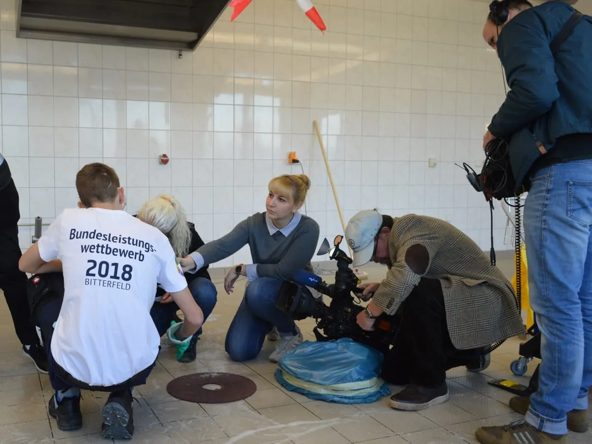 Auch das Fernsehen interessierte sich sehr für den Bundesleistungswettbewerb des Gebäudereiniger-Handwerks: Das Team vom MDR filmte alle Aufgaben mit.