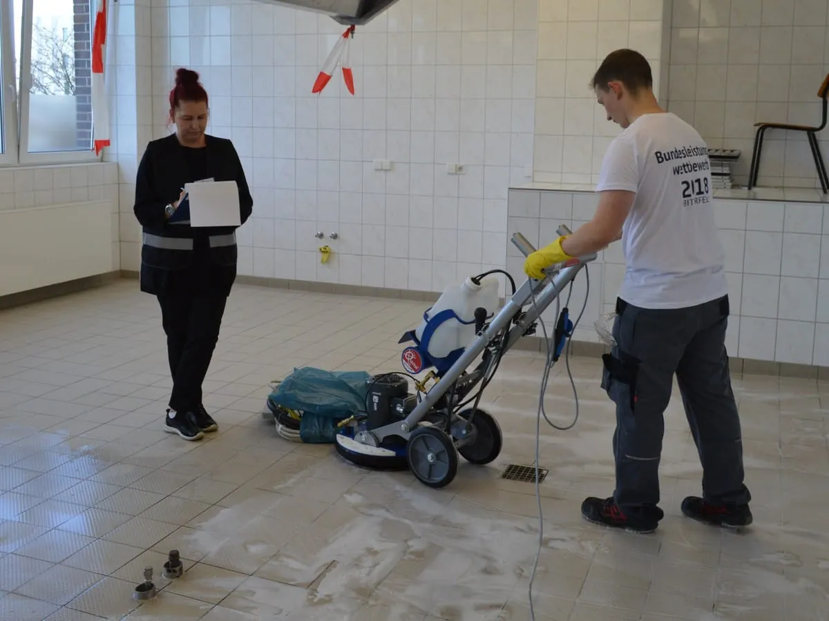 Was wird hier notiert? Bekommt Aaron Blank einen Pluspunkt von Michaela Witzany-Wokalek oder ein Minus?