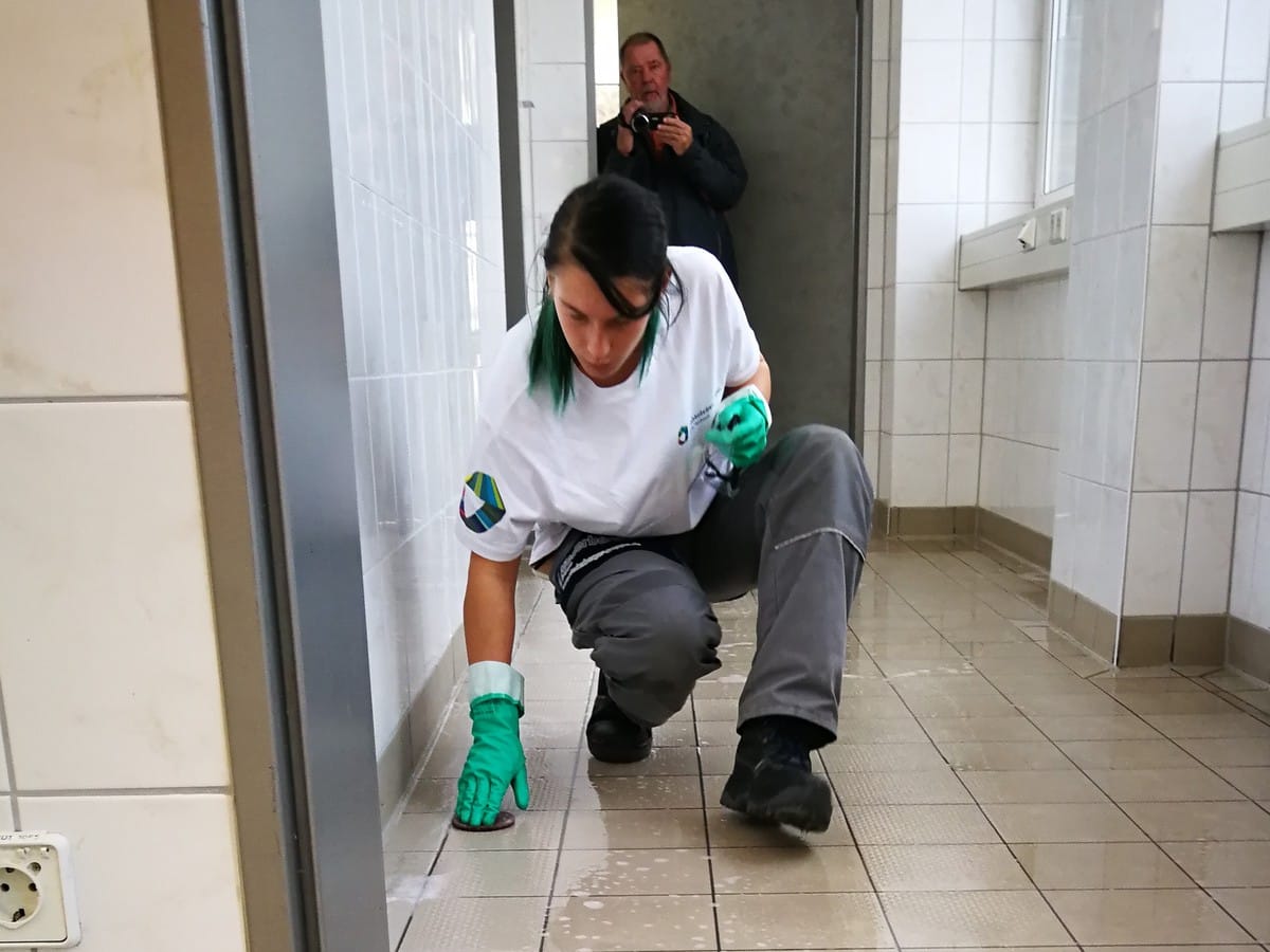 Auch in Zeiten von Reinigungsrobotern und Co. ist noch Handarbeit gefragt: Anja Szartowicz kümmert sich um die Ecken und Kanten ihres Arbeitsbereiches.