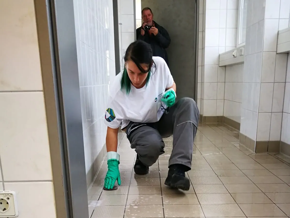 Auch in Zeiten von Reinigungsrobotern und Co. ist noch Handarbeit gefragt: Anja Szartowicz kümmert sich um die Ecken und Kanten ihres Arbeitsbereiches.