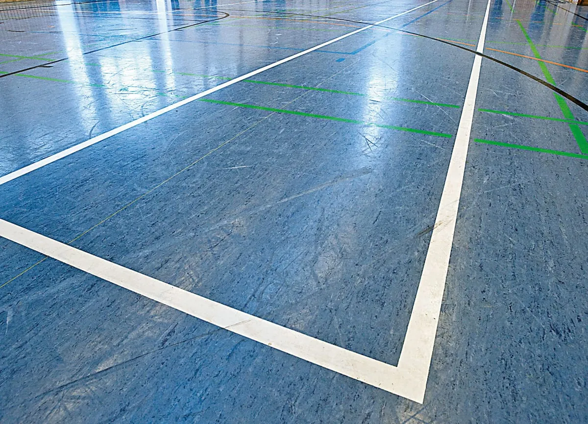 Elastischer Bodenbelag vor der Reinigung